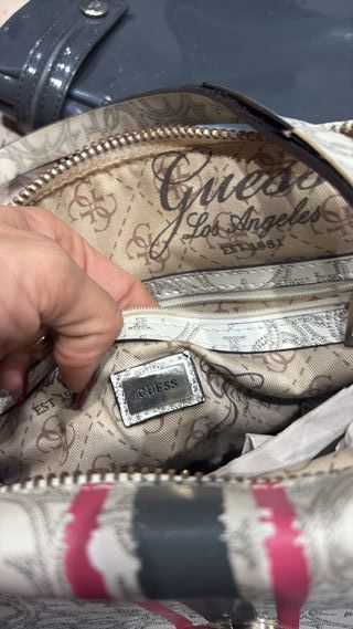 Borsa Guess bianca con strisce rosa e grigie