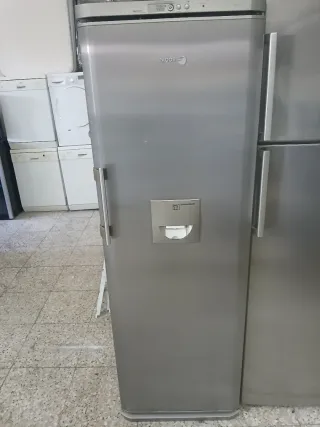 Nevera Fagor plateada con dispensador