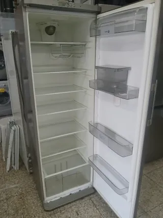 Nevera Fagor plateada con dispensador