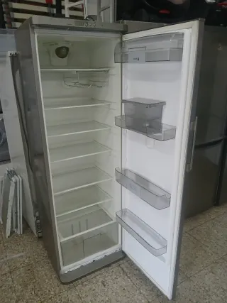 Nevera Fagor plateada con dispensador