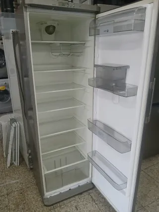 Nevera Fagor plateada con dispensador