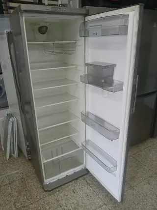 Nevera Fagor plateada con dispensador