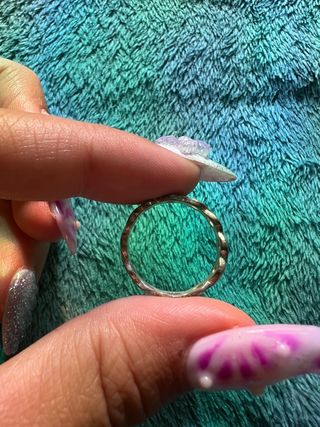 Anillo plateado diseño entrelazado