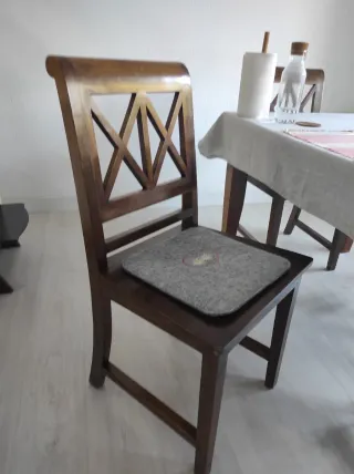 Mesa de comedor y 4 sillas de madera