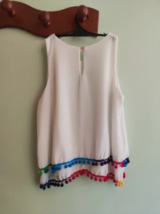 Blusa blanca con pompones de colores