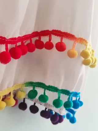 Blusa blanca con pompones de colores