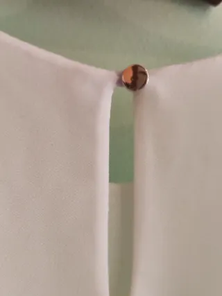 Blusa blanca con pompones de colores