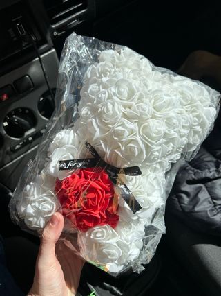 Oso de rosas blanco con corazón rojo