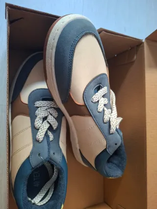 Zapatillas deportivas beige y azul