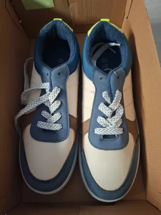 Zapatillas deportivas beige y azul