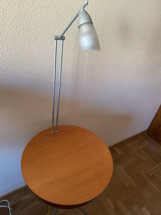 Mesita redonda con lámpara y cajón