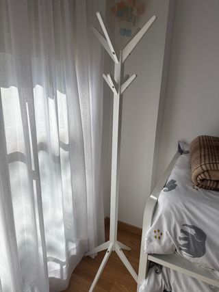 Perchero de madera blanco