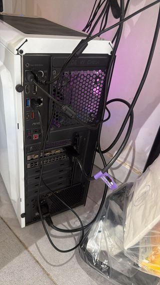 Ordenador sobremesa blanco