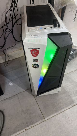 Ordenador sobremesa blanco