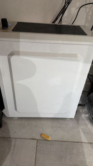 Ordenador sobremesa blanco