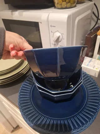 Platos azules Ikea más set de tazas