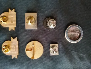 Diversos pins de lapela