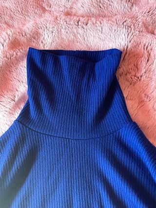 Jersey cuello alto azul eléctrico ajustado