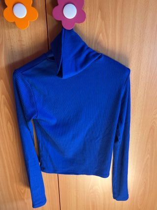 Jersey cuello alto azul eléctrico ajustado