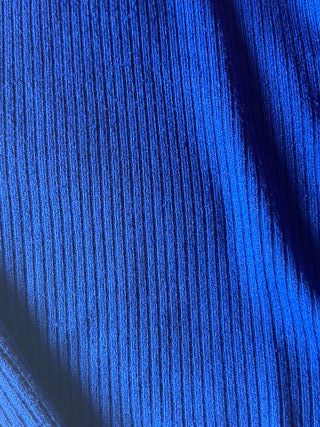 Jersey cuello alto azul eléctrico ajustado