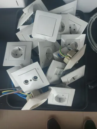 Enchufes y interruptor blanco