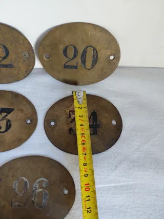 5 antiche targhe numerate in ottone