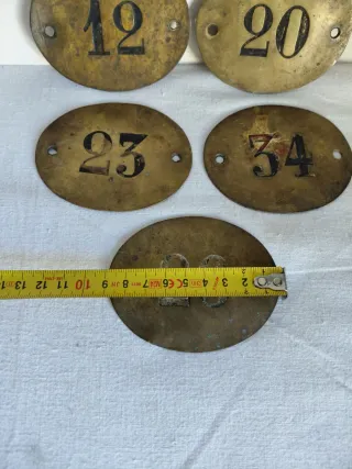 5 antiche targhe numerate in ottone