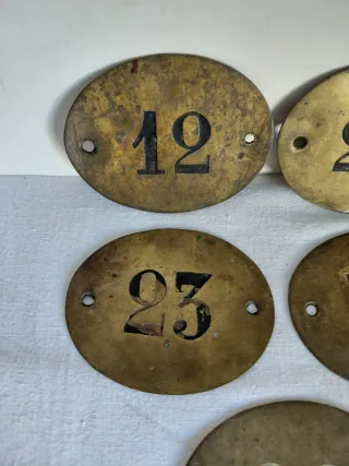 5 antiche targhe numerate in ottone