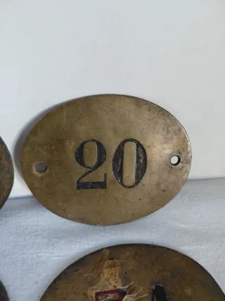 5 antiche targhe numerate in ottone