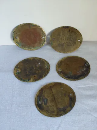 5 antiche targhe numerate in ottone