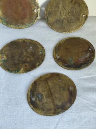 5 antiche targhe numerate in ottone