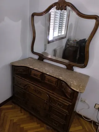 Cómoda de madera con espejo y mármol