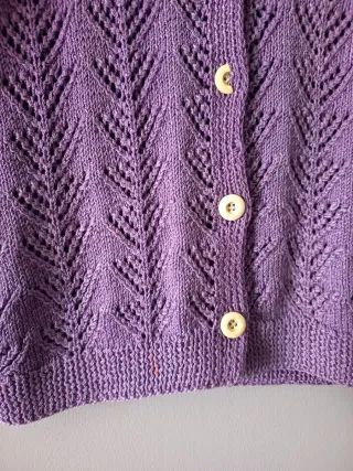 Cárdigan punto calado lila hecho a mano