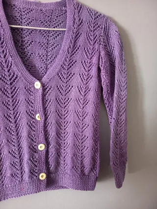 Cárdigan punto calado lila hecho a mano