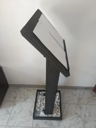 Atril negro con pie para contrapeso