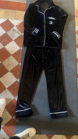Pijama de terciopelo negro Chanel