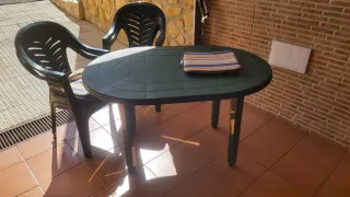 Tavolo e 4 sedie da giardino con cuscini