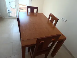 Mesa de madera con 4 sillas