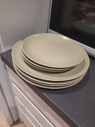 Set de platos, y bol de ensalada.