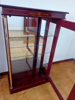 Vitrina de madera con detalles dorados