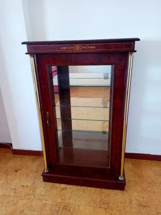 Vitrina de madera con detalles dorados