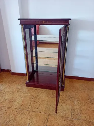 Vitrina de madera con detalles dorados