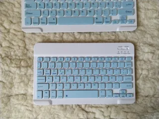 Teclado Inalámbrico Bluetooth Blanco y Azul