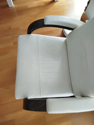 Sillón de piel beige y madera