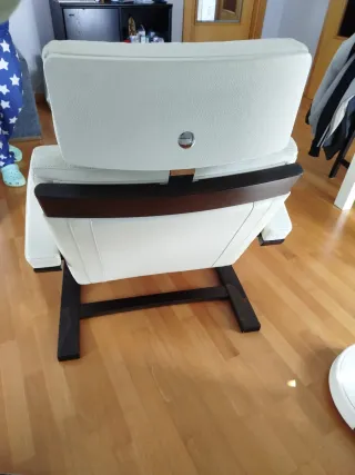 Sillón de piel beige y madera