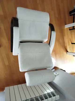 Sillón de piel beige y madera