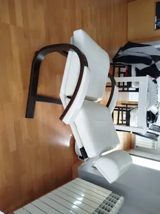 Sillón de piel beige y madera