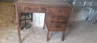 Bonito escritorio de madera antiguo