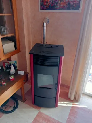 Estufa de pellets negra y roja