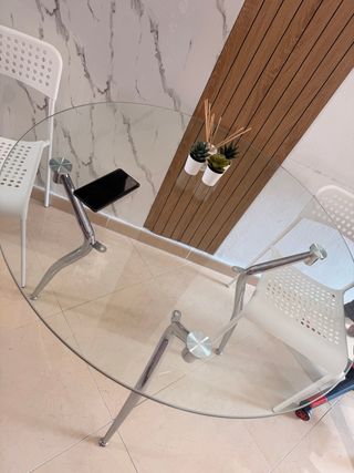 Tavolo da pranzo rotondo in vetro e metallo